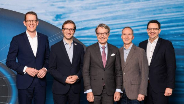 Burkhard Eling (Dachser), Joshua Hofert (Terrre des Hommes), Bernhard Simon (Dachser), Stefan Baumeister (Myclimate) und Stefan Hohm (Dachser) wollen in verschiedenen Projekten zusammenarbeiten. Burkhard Eling (Dachser), Joshua Hofert (Terrre des Hommes), Bernhard Simon (Dachser), Stefan Baumeister (Myclimate) und Stefan Hohm (Dachser) wollen in verschiedenen Projekten zusammenarbeiten.