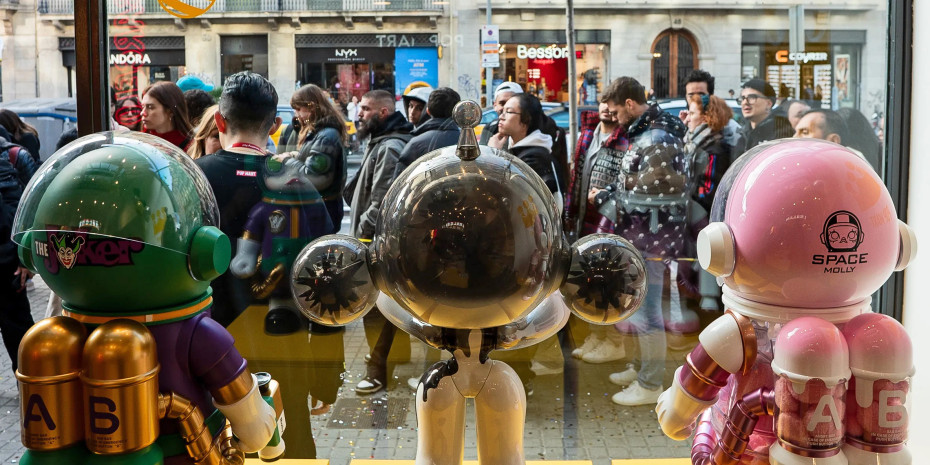 Lange Schlangen bilden sich vor den Geschäften der chinesischen Kette Pop Mart. Der Grund: Die Labubu-Puppen, die dort verkauft werden, haben sich zum Hype-Produkt entwickelt.&nbsp;