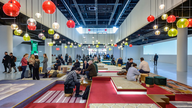 Die Carpet-Lounge im Foyer der Hallen 5.1/6.1, bestückt mit hochwertigen Ausstellerprodukten, macht auch in 2025 wieder ungewöhnliche Designs und neue Teppich-Trends erlebbar – und lädt zum Verweilen und Netzwerken ein.