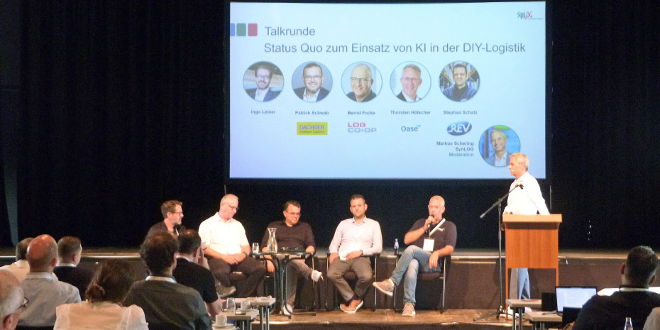 In einer Podiumsdiskussion sprachen (v.l.) Ingo Leiner, Bernd Focke, Patrick Schwab, Stephan Schatz (REV Ritter) und Thorsten Hölscher (Oase) über Chancen und Herausforderungen bei der Nutzung von KI.&nbsp;