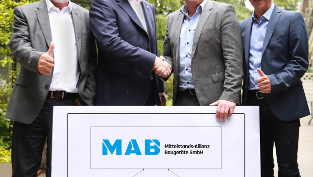 Partnerschaft vereinbart: (v. l.) Hans-Jürgen Adorf (Beiratsvorsitzender) und Dr. Andreas Trautwein (Vorsitzender der Geschäftsführung, beide EDE) sowie Steffen Eberle (Geschäftsführer) und Manfred Mischinger (Berater und Projektleiter, beide Einkauf EVB BauPunkt).