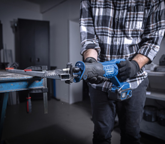 Die IXES 20-Volt Säbelsäge BC-RS220-X erzielt präzise Schnitte auch ohne Kabel. Die IXES 20-Volt Säbelsäge BC-RS220-X erzielt präzise Schnitte auch ohne Kabel.