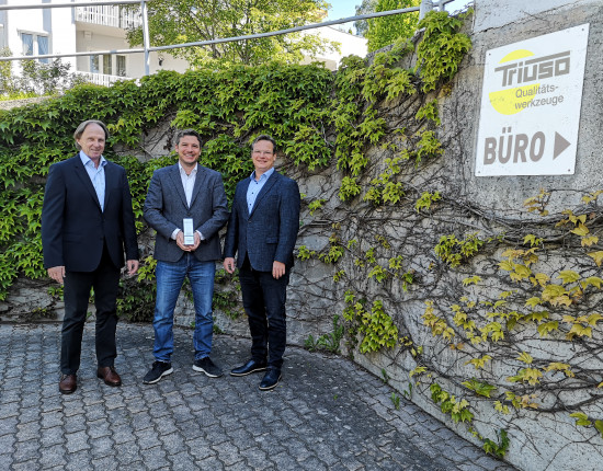 Große Freude auch bei Triuso (v. l.):&nbsp; Vertriebsleiter Richard Handl mit der Geschäftsleitung Josef und Philipp Rinberger.
