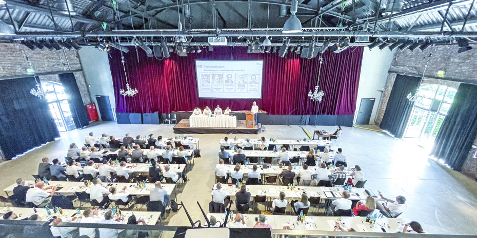 Vor über 120 Teilnehmern diskutierten Logistik­experten über Lieferketten.&nbsp;