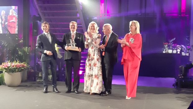 Die Preisverleihung in Amsterdam (v. l.): Erwin Van Osta, Carl Otto Løvenskiold und seine Frau, John Herbert und Caroline Van der Voort.