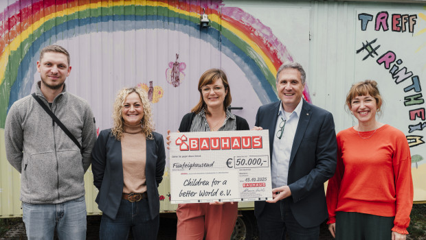 Spendenübergabe: Maximilian Still (Leitung des Kinder- und Jugendhaus Rintheim), Elena Ganz (stv. Leitung des Kinder- und Jugendhaus Rintheim), Dr. Anna Rachlitz (stv. Geschäftsführerin Children for a better world e. V.), Johannes Harter (Unternehmensleitung International bei Bauhaus) und Isabell Müller (Abteilungsleiterin Recruiting & Personalmarketing bei Bauhaus).