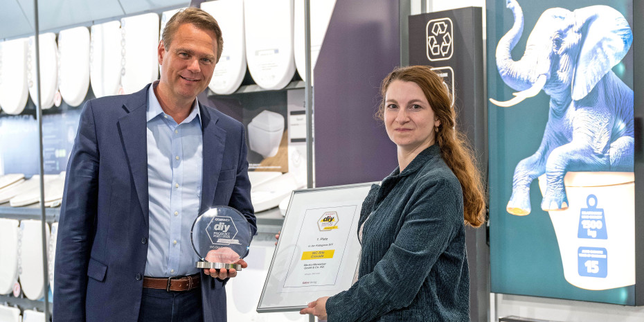 Niklas Köllner nahm in Hilden die Auszeichnung für das diy Produkt des Jahres 2025/2026 von diy-Redakteurin Laura Rinn entgegen.&nbsp;