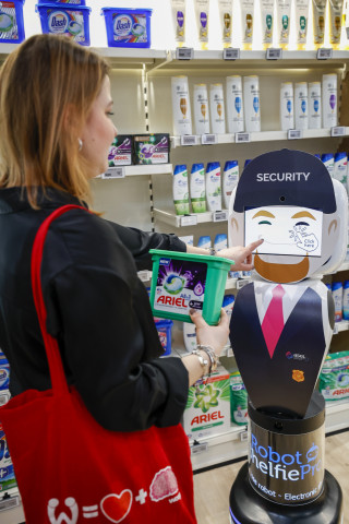 Der Multi-Purpose KI-Roboter ShelfiePro von DeDuCo kann unter anderem als mobiler Berater auf der Verkaufsfläche Marketing- und Kundendienstfunktionen übernehmen.&nbsp;