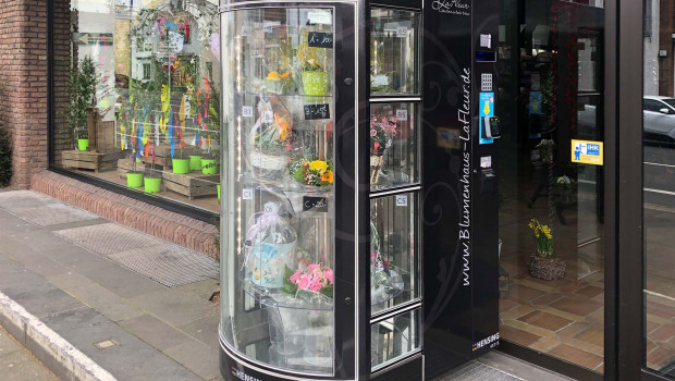 Mit separaten Kammern, einer ständige Rotation der drei Ebenen und einer Vollverglasung soll die "BlumenBox" eine bestmögliche Präsentation der Blumen erreichen. Mit separaten Kammern, einer ständige Rotation der drei Ebenen und einer Vollverglasung soll die "BlumenBox" eine bestmögliche Präsentation der Blumen erreichen.