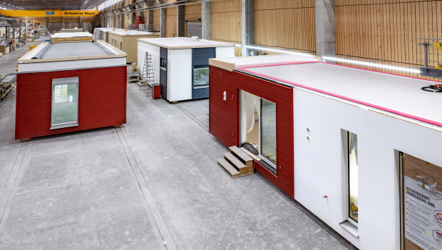 Serielles und modulares Bauen wird als ein Weg zu mehr Wohnbaufertigstellungen gesehen. Die Baubranche und der Baustoffhandel stehen dem jedoch teilweise kritisch gegenüber und dämpfen die Erwartungen.