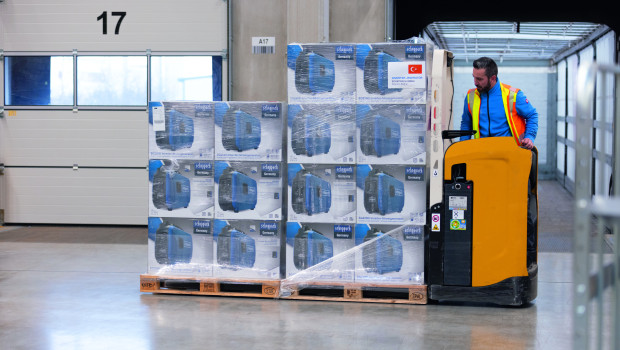 1.300 Diesel- und Inverter-Stromerzeuger sowie 160 Elektroheizgeräte wurden gepackt und in das betroffene Gebiet geschickt.&nbsp;