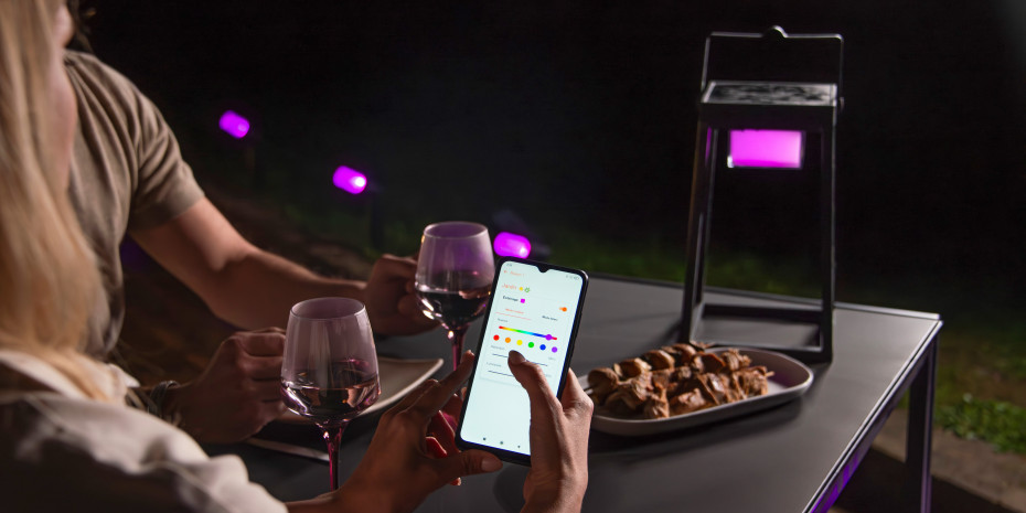 Die smarten Produkte werden per App gesteuert, damit lässt sich das Licht bequem anpassen,&nbsp;ohne den Tisch verlassen zu müssen.
