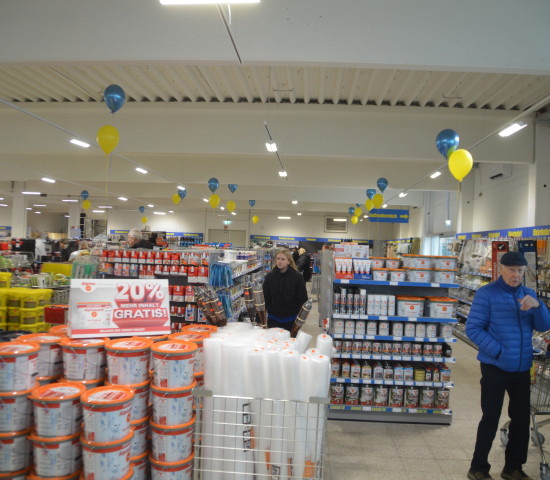 Die Regale sind wieder niedrig. Das verschafft dem Kunden einen Überblick.