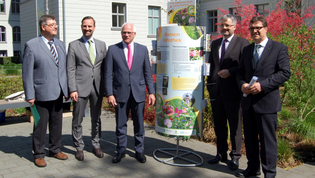 Der Parlamentarische Staatssekretär Peter Bleser (Mitte) gibt den Startschuss für die Initiative "Bienen füttern" zusammen mit (v. l.) Peter Maske, Präsident des deutschen Imkerbundes, Bertram Fleischer, Generalsekretär des ZVG, BHB-Hauptgeschäftsführer Dr. Peter Wüst und IVG-Geschäftsführer Johannes Welsch.
Der Parlamentarische Staatssekretär Peter Bleser (Mitte) gibt den Startschuss für die Initiative "Bienen füttern" zusammen mit (v. l.) Peter Maske, Präsident des deutschen Imkerbundes, Bertram Fleischer, Generalsekretär des ZVG, BHB-Hauptgeschäftsführer Dr. Peter Wüst und IVG-Geschäftsführer Johannes Welsch.