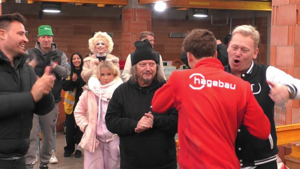 Hagebau Content Creator Nick24 wird vom Big-Brother-Cast und Gastgeber Knossi (r.) verabschiedet.