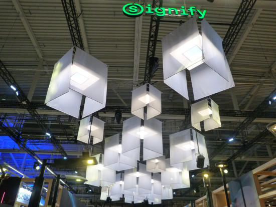 Tageslichtleuchten wiesen den Besucherinnen und Besucherinnen am Stand von Signify den Weg.