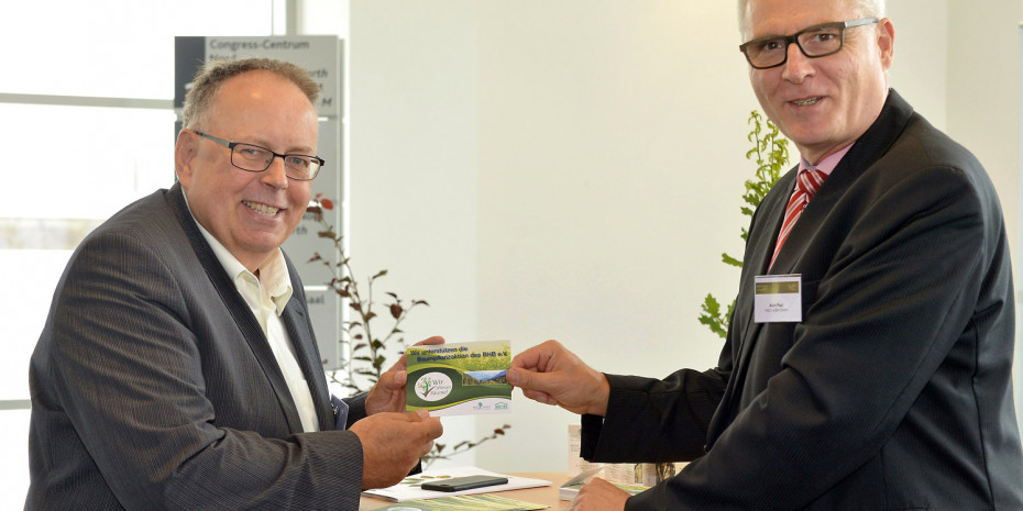 rechts im Bild Geschäfts-