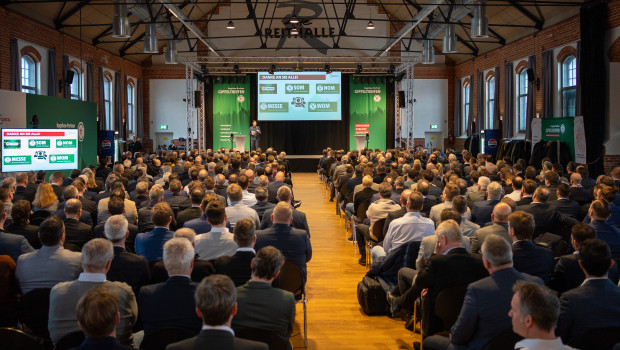 Die Hagebau hat ihre Lieferanten zum "Hagebau-Partner Gipfeltreffen" nach Soltau eingeladen. Mehr als 400 Industrievertreter haben vor Ort teilgenommen. Die Hagebau hat ihre Lieferanten zum "Hagebau-Partner Gipfeltreffen" nach Soltau eingeladen. Mehr als 400 Industrievertreter haben vor Ort teilgenommen.