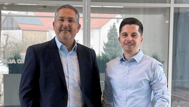 Der neue Gebietsverkaufsleiter für Schleswig-Holstein Kevin Fischer (r.) gemeinsam mit Durgay Kurt, Leiter Vertrieb Fachhandel Deutschland.