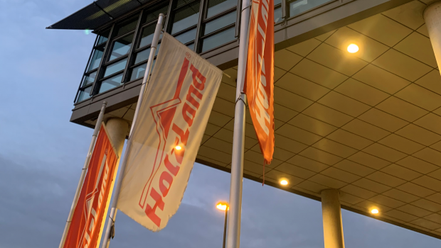 Fahnen wehen vor der Zentrale der Holzland GmbH in Dortmund. Fahnen wehen vor der Zentrale der Holzland GmbH in Dortmund.