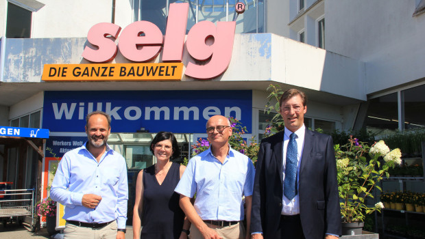 Der Baumarkt Selg in Riedlingen bleibt ein Familienbetrieb: Von Agathe und Christoph Selg (Mitte) übernimmt die Doppelspitze Dr. Fritz-Andreas Neidhart (r.) und Sebastian Schütz zum 1. Oktober die Leitung. Der Baumarkt Selg in Riedlingen bleibt ein Familienbetrieb: Von Agathe und Christoph Selg (Mitte) übernimmt die Doppelspitze Dr. Fritz-Andreas Neidhart (r.) und Sebastian Schütz zum 1. Oktober die Leitung.