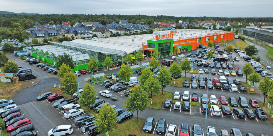 Globus Baumarkt hat dem ehemaligen Hellweg-Standort in Bielefeld einen neuen Markteingang verpasst und die Außenanlage teilweise umgestaltet.