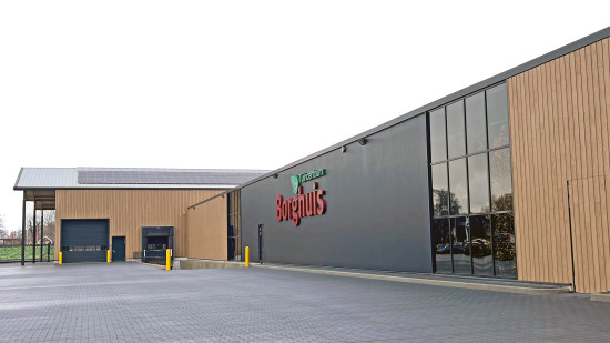 Der Gewächshausbauer Thermoflor aus der Deforche-Gruppe hat das neue Gebäude mit anthrazitfarbener Konstruktion und Holzakzenten realisiert. 