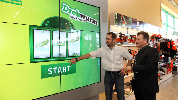 Die Videowall hält die Kunden über Mondkalender, Wetter sowie Tipps und Ticks am Laufenden.