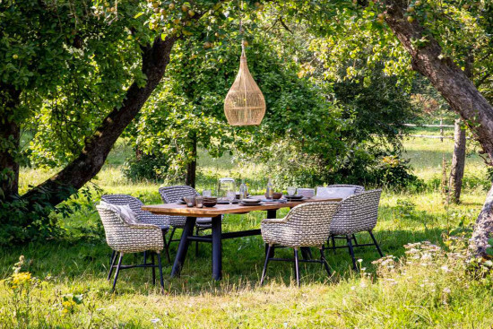 Für den Außenbereich hält die Kollektion Möbel und Textilien, aber auch Schirme und Outdoor-Teppiche sowie entsprechende Pflegemittel parat.