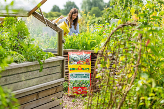 Als Aktionsartikel ist die torfreduzierte Floragard Bio Hochbeet- und Gewächshauserde geplant.