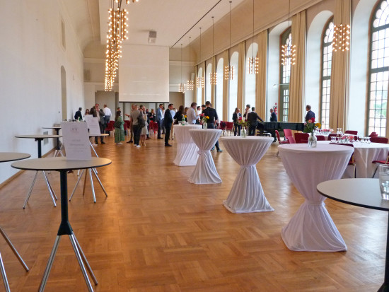 Der großzügige Saal in der Orangerie bot genügend Platz, um trotz dem durch Corona gebotenen Abstand ins Gespräch zu kommen.&nbsp;