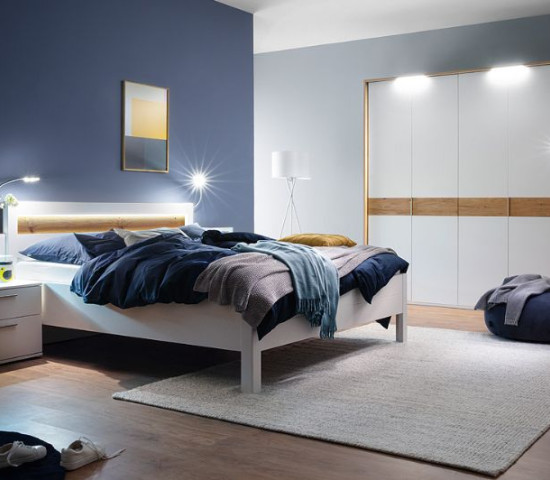 Laut Tedox haben Blautöne eine beruhigende Wirkung – und eignen sich daher gut fürs Schlafzimmer.