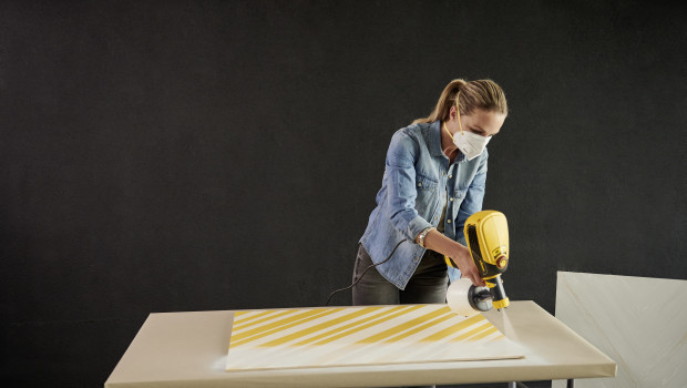 Die Markenbotschafterin färbt die Wand in der Trendfarbe Schwarz ein und gestaltet zusätzliche Deko-Elemente.&nbsp;