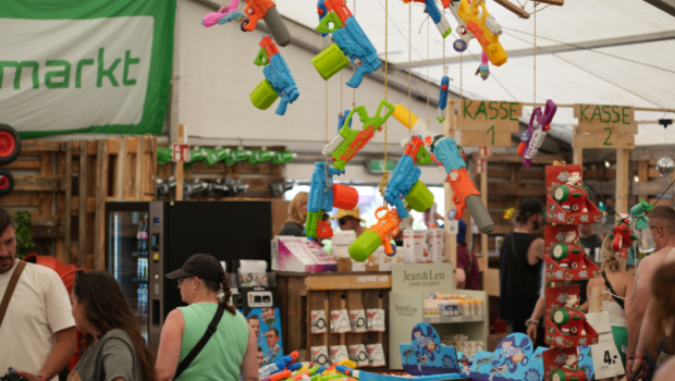 Wasserspritzpistolen waren einer der Verkaufsschlager des Hagebaumarkt-DIY-Stores auf dem Praookaville-Festival.
