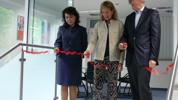 Vize-Präsidentin Debra Rectenwald (Mitte) und Betty Mei, Technische Direktorin der "3M Abrasive Systems Division", eröffneten zusammen mit Felix Thun, Globaler Business-Direktor für den Bereich Schleifsysteme, das neue Testcenter in Meerbusch. Vize-Präsidentin Debra Rectenwald (Mitte) und Betty Mei, Technische Direktorin der "3M Abrasive Systems Division", eröffneten zusammen mit Felix Thun, Globaler Business-Direktor für den Bereich Schleifsysteme, das neue Testcenter in Meerbusch.