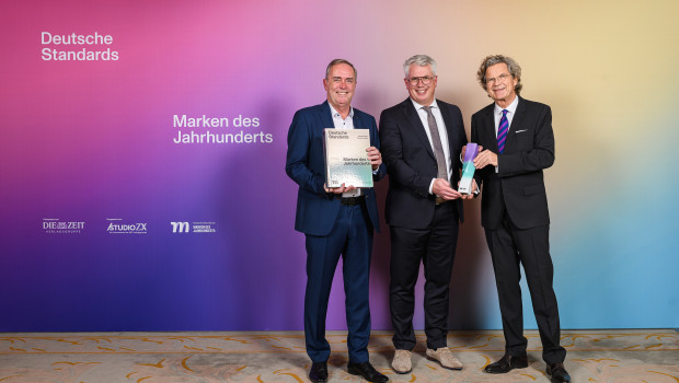 Im Rahmen einer Gala nahmen Michael Bräuer und Christian Rothe von Abus (v.l.) die Trophäe und die Erstausgabe des Druckwerks „Deutsche Standards“ von Initiator und Herausgeber Dr. Florian Langenscheidt entgegen.