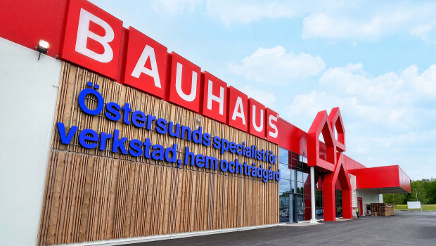 Die Fassade wurde teilweise mit Holz verkleidet, um einen Bezug zur Region Jämtland herzustellen.