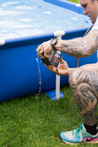 Für die Beseitigung eines Risses im Pool eignet sich etwa das transparente Waterproof-Tape besonders gut.&nbsp;