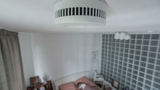 Es gibt eine gesetzliche Pflicht zur Installation von Rauchmeldern in verschiedenen Räumen, dazu gehört auch das Schlafzimmer.&nbsp;