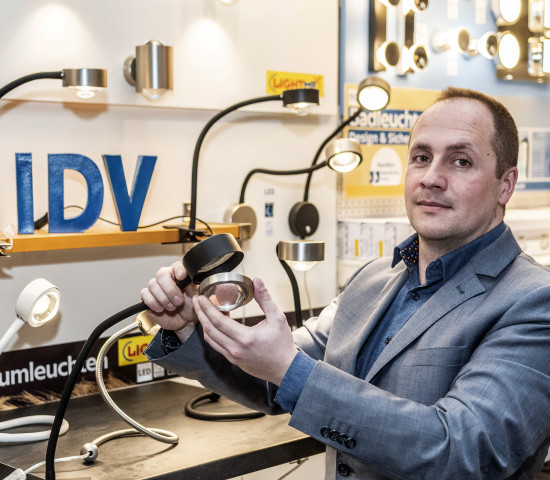 Christian Marx preist das tolle Design bei den Linsenlampen von IDV an.