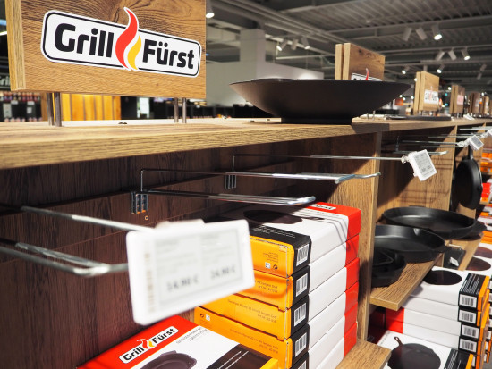 Die Eigenmarke ist gerade auch für das Zubehörsortiment wichtig. Es wird prominent im vorderen Teil präsentiert. Die Eigenmarke ist gerade auch für das Zubehörsortiment wichtig. Es wird prominent im vorderen Teil präsentiert.