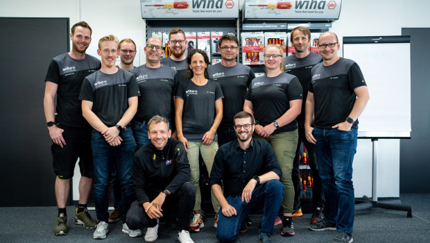 Andrea Dotter (Mitte), Jörg Farin (unten links, Teamleitung Online Marketing) und Wilhelm Hahn (unten rechts, geschäftsführender Gesellschafter) hießen die Influencer-Gäste (obere Reihe stehend) willkommen. Andrea Dotter (Mitte), Jörg Farin (unten links, Teamleitung Online Marketing) und Wilhelm Hahn (unten rechts, geschäftsführender Gesellschafter) hießen die Influencer-Gäste (obere Reihe stehend) willkommen.