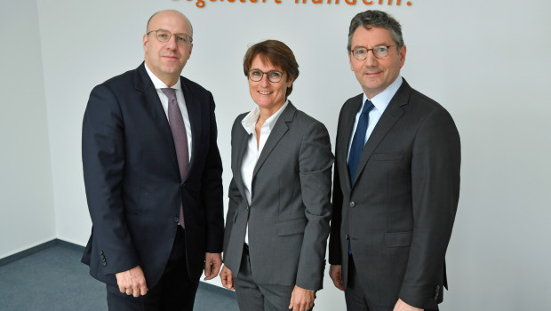 Die EK-Vorstände Franz-Josef Hasebrink (r.), Martin Richrath und Susanne Sorg haben sich direkt an die Lieferanten ihrer Mitglieder gewandt. Die EK-Vorstände Franz-Josef Hasebrink (r.), Martin Richrath und Susanne Sorg haben sich direkt an die Lieferanten ihrer Mitglieder gewandt.