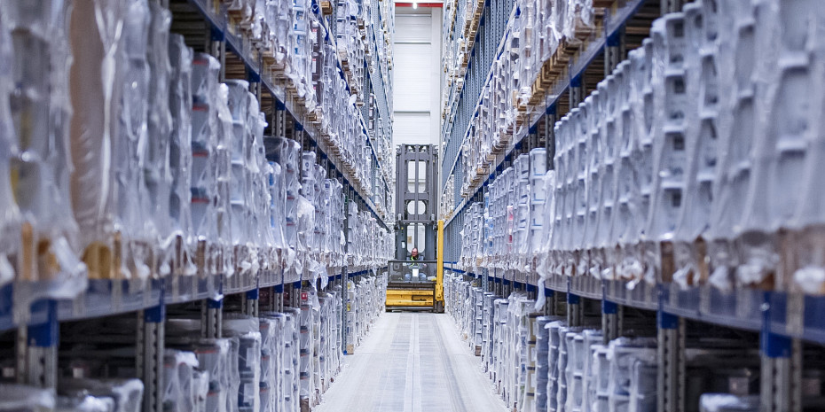 Das Logistikcenter von Ostendorf bietet mehr als 60.000 Palettenstellplätze. Das Logistikcenter von Ostendorf bietet mehr als 60.000 Palettenstellplätze.