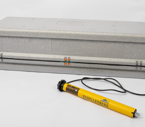 Falls der Rollladen motorisiert ist, bietet der Mittelsteg&nbsp;eine Kabelführung und Klemmaufnahme, was den&nbsp;Einbau zusätzlich erleichtert.