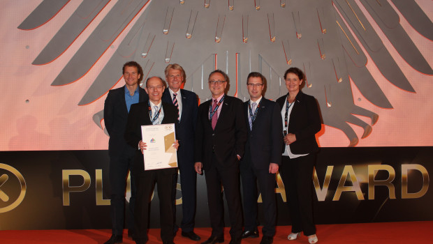 So sehen Sieger aus (v. l.): I&M Bauzentrum-Markenbotschafter Jens Lehmann, I&M Markenbeiratsvorsitzender Dr. Wolfgang Kömpf, Ulrich Wolf, Vorsitzender der Eurobaustoff Geschäftsführung, Dieter Jäger, Bereichsleiter Einzelhandel, Andreas Friederichs, Bereichsleiter Marketing, und Claudia Vietze, Projektbetreuung Klassisches Marketing. So sehen Sieger aus (v. l.): I&M Bauzentrum-Markenbotschafter Jens Lehmann, I&M Markenbeiratsvorsitzender Dr. Wolfgang Kömpf, Ulrich Wolf, Vorsitzender der Eurobaustoff Geschäftsführung, Dieter Jäger, Bereichsleiter Einzelhandel, Andreas Friederichs, Bereichsleiter Marketing, und Claudia Vietze, Projektbetreuung Klassisches Marketing.