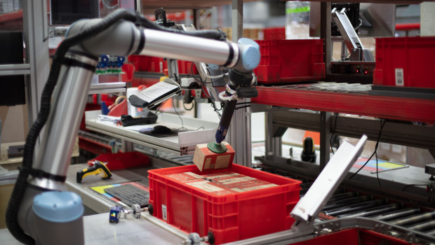 Roboter wie „cobot“ erhöhen die Produktivität und entlasten die Mitarbeiter. Roboter wie „cobot“ erhöhen die Produktivität und entlasten die Mitarbeiter.