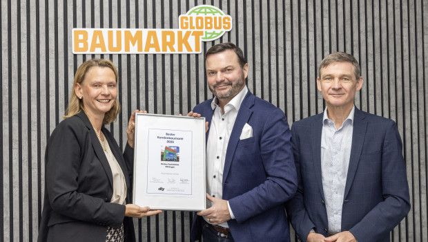 Die Urkundenübergabe fand im September 2025 in der Völklinger Unternehmenszentrale von Globus Baumarkt statt (v.l.): Dagmar Strehlau (Geschäftsführerin Anxo Management Consulting), Timo Huwer (Sprecher der Geschäftsführung Globus Baumarkt) und Rainer Strnad (Chefredakteur diy-Fachmagazin)