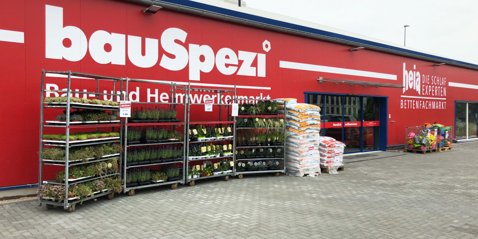 Bauspezi-Baumarkt (links), Heia-Bettenfachmarkt (rechts), Oppenheim.