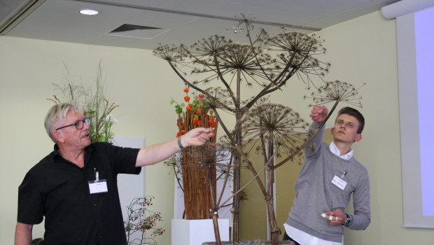 „Weniger ist manchmal mehr – floristische Themen für den Alltag“ lautete das Motto der Vorführung von Tobias Niefenecker (r.) im Rahmen der Ekaflor-Hauptversammlung. Niefenecker ist  Gewinner der Bronzemedaille im Bereich Floristik bei den WorldSkills 2015, den Weltmeisterschaften für Auszubildende in Brasilien.